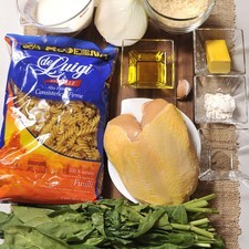 Ingredientes: Pimienta negra molida Sal Aceite de oliva 1 cucharada de Harina de trigo 1 diente de Ajo 2 manojos de Espinaca fresca 1 taza de Leche 100 gramos de Queso parmesano rallado 45 gramos de Mantequilla 1/2 pieza de Cebolla blanca 1 pieza de Pechuga de pollo sin hueso 500 gramos de Pasta fusilli De Luigi S 260 1475638379
