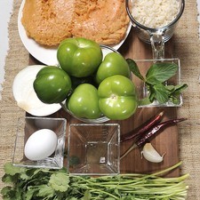 250 gramos de carne molida de pollo ½ cebolla blanca 10 hojas de hierbabuena ½ taza de arroz blanco cocido 1 huevo 8 tomates verdes 2 chile de árbol 1 diente de ajo ¼ manojo de cilantro Sal al gusto Pimienta al gusto