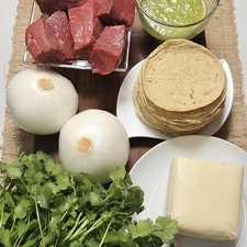 2 cebollas ½ kilo de filete de res ½ kilo de tortilla chica ½ kilo de queso asadero 1 manojo de cilantro sal al gusto Salsa verde picante