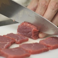 Picar la carne en trozos pequeños.