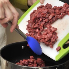 Sazonar con sal al gusto y freír hasta que esté cocida.