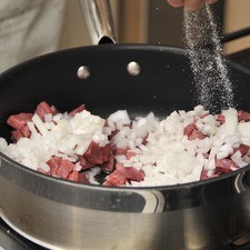 Agregar una cebolla finamente picada y calentar un poco, revolver bien.