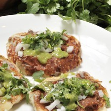 Servir con cebolla y cilantro picados y salsa verde de tomate.
