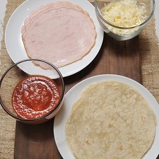 2 tortillas de harina Salsa de tomate Queso Oaxaca 3 rebanadas de jamón