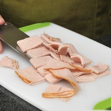 Cortar el jamón en rectángulos y ponerlos en un plato.
