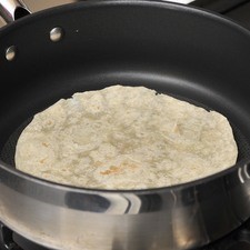 Prender la estufa a fuego medio y ya que esté un poco caliente poner las 2 tortillas de harina. Cuando pasen 10 segundos las voltear y esperar otros 10 segundos y sacar de la sartén con la pala.