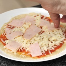 Agregar el queso y por último el jamón en forma de circulito como si fuera una rueda.