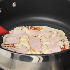 Volver a poner en la sartén y tapar. Esperar a que se cosan bien, ¿cómo notarlo? cuando el queso esté muy derretido (no en exceso), tarda como 1 a 2 minutos.