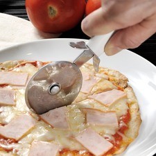 Por último sacar de la sartén y las poner en otro plato, cortar en rebanadas y ¡listo! Notas: se puedes utilizar cualquier tipo de queso para fundir. También se puede poner cualquier cosa en vez de o además de jamón como champiñones, chorizo, piña etc.