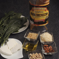 1 manojo de espinacas frescas ¼ taza de piñones ¼ taza de nuez ¼ taza de cacahuates tostados ½ taza de queso parmesano rallado Aceite de oliva extravirgen al gusto 250 gramos de fetuccini 150 gramos de queso fresco Sal al gusto