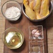1 pollo en piezas 4 dientes de ajo ½ taza de harina de trigo Aceite vegetal Sal al gusto Pimienta al gusto