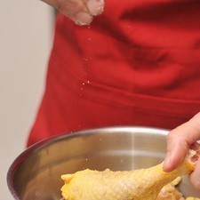 Untar bien las piezas de pollo con el ajo. Espolvorear con una mezcla de 3 partes de sal y una de pimienta.