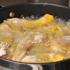 Calentar el aceite en una sartén honda a fuego alto. Colocar las piezas de pollo en el aceite caliente, bajar el fuego a medio y continuar cociendo durante 25 minutos destapado, volteando las piezas con una pinza de vez en cuando. Sacar y dejar escurrir sobre una toalla de papel absorbente.