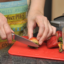 Poner a remojar las fresas en agua con una gota de desinfectante de frutas y verduras durante 5 minutos. Escurrir y retirarles el rabo o pedúnculo.