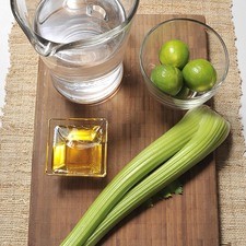2 ramas de apio 4 Tazas de agua ¼ Taza de miel de agave 4 limones