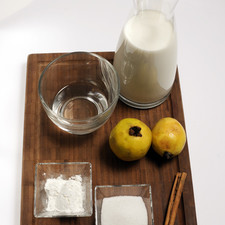 2 guayabas 2 cucharadas de maicena ½ taza de agua 3 tazas de leche 1 raja de canela 4 cucharadas de azúcar