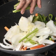 Poner a remojar los hongos shitake en agua caliente durante 20 ó 30 minutos. Pelar y cortar los vegetales de forma alargada (juliana) excepto el ajo que va picado. En un wok calentar el aceite a fuego alto. Agregar la zanahoria, el pimiento morrón, la cebolla, el apio y el ajo. Cocer durante cinco minutos. Mover con frecuencia.