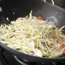 Añadir el germen de soya y el repollo. Cocer durante dos minutos.