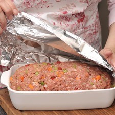 Hornear tapado con papel aluminio a 350°F (180 °C) durante 60 minutos hasta que se sienta firme al presionarlo. Se puede dejar dorar destapado 10 minutos más para que la superficie se vea tostada.