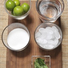 2 tazas de agua 1 taza de azúcar 6 limones 12 hojas de menta 2 tazas de hielo