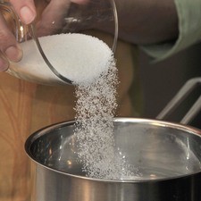 Poner a calentar el agua en una olla honda y agregar el azúcar. Revolver hasta que se disuelva. Dejar enfriar el jarabe.