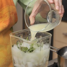 Colocar el jarabe en el vaso de la licuadora. Añadir el jugo de los limones, las hojas de menta y el hielo. Moler a base de pulsos, prendiendo y apagando la licuadora hasta que se forme un granizado.