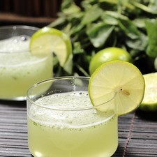 Servir adornado con hojas de menta.
