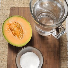 Ingredientes: Hielo al gusto 6 tazas de Agua 1/4 taza de Azúcar blanca 1/2 pieza de Melón