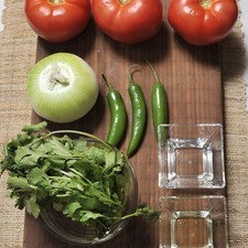 Ingredientes: Sal 1/2 manojo de Cilantro fresco 3 piezas de Chile serrano 2 cucharadas de Aceite de canola 3 cucharadas de Vinagre blanco 1 pieza de Cebolla blanca 3 piezas de Jitomate
