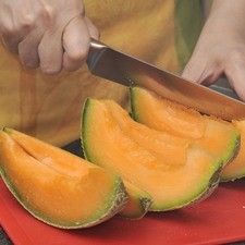 Cortar el melón en rebanadas y luego retirar la pulpa y colocar en el vaso de la licuadora.