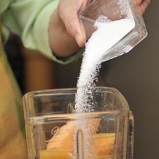 Agregar un poco de agua y azúcar y licuar.
