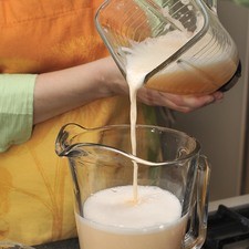 Regresar la mezcla a la jarra con el resto de la licuadora, agregar hielo al gusto.