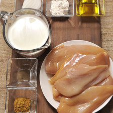 Ingredientes: 2 cucharadas de Harina de trigo 1/4 pieza de Cebolla blanca Aceite de oliva al gusto Pimienta negra molida al gusto Sal al gusto 1 cucharada de Curry en polvo 2 tazas de Crema de leche de vaca 2 piezas de Pechuga de pollo sin hueso S 2792 1475632550