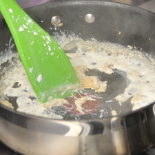 En la olla honda, agregar un poco más de aceite y acitornar la cebolla picada durante un minuto hasta que se torne más transparente. Agregar la harina. Cocer durante 3 a 5 minutos, meneando hasta que tome un color dorado pero no tostado. Rs