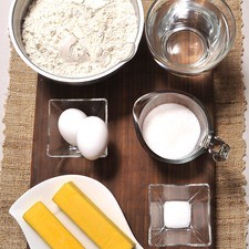 4 ½ harina de trigo 1 cucharadita de sal 180 gramos de mantequilla 1 tazas de azúcar 2 huevos Agua