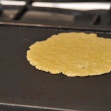 Calentar el comal a lumbre alta, una vez caliente bajar la lumbre a media. Tomar una bola de masa que quepa en la mano, bolear y colocar en la tortilladora. Aplastar, dejando la tortilla un poco gruesa como a ½ cm si se quieren suaves, si se busca que sean crocantes, hacer las tortillas más delgadas.