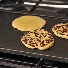 Cocer sobre el comal, dejando 1 minuto de cada lado y volteando 4 o 5 veces hasta que estén bien cocidas por ambos lados.