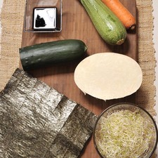 ½ pepino 1 zanahoria 1 calabacita 1 trozo de jícama 4 hojas de alga nori 1 taza de germinado de alfalfa Salsa de soya, al gusto