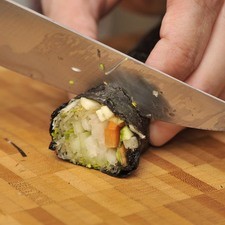 Cortar los rollitos sobre una tabla para picar con un cuchillo bien afilado y húmedo.