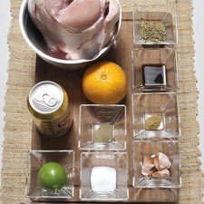 1 pollo entero 1 cucharadita de sal ¼ de cucharadita de comino ¼ de cucharadita de pimienta negra molida 1 cucharada de orégano 5 dientes de ajo ½ naranja ½ limón 1 lata de cerveza 1 cucharada de salsa inglesa Papel aluminio