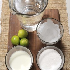 Ingredientes: Hielo 2 litros de Agua 1 taza de Azúcar blanca 1 taza de Leche 3 piezas de Limón