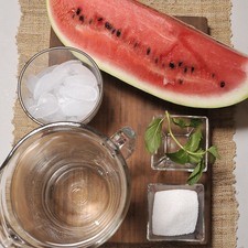 1 trozo de sandía ¼ de taza de azúcar 5 hojas de hierbabuena 6 tazas de agua Hielo, al gusto