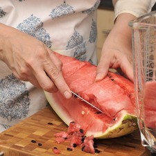 Cortar la sandía y colocar los trozos en el vaso de la licuadora hasta ¾ partes del vaso.
