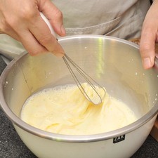 Batir ligeramente los huevos en un tazón utilizando un batidor de globo. Agregar la leche y mezclar de nuevo.