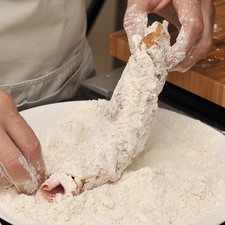 Pasar cada rollo por harina y sacudir el exceso.