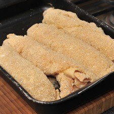 Calentar el horno a 400°F (200°C). Engrasar una charola para horno con un poco de aceite. Colocar los rollos sobre la charola y hornear durante 20 o 30 minutos o hasta que estén dorados.