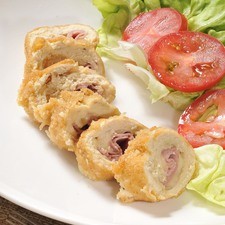 Retirar los palillos, cortar en rebanadas y servir caliente con una ensalada de lechuga y jitomate.