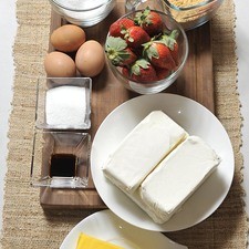 1 ½ taza de migajas de galletas de canela 3 cucharadas de azúcar 1/3 de taza de mantequilla 760 gramos de queso crema ¾ de taza de azúcar 1 cucharadita de vainilla 3 huevos 15 fresas 1 gota de desinfectante para frutas y verduras