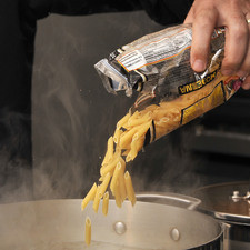 Poner abundante agua a hervir en una olla honda con sal. Agregar la pasta, mezclar bien y cocer hasta que la pasta esté al dente (firme por dentro y suave por fuera)aproximadamente 7 minutos.