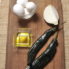 2 chiles chilaca ¼ de cebolla Aceite de oliva 4 huevos Sal al gusto S 291 1475638216
